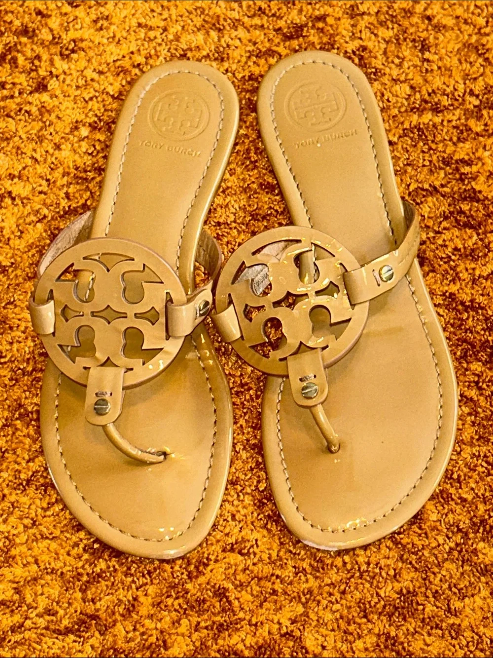 Tory Burch Patent Leather Logo Thong Sandals in Beige